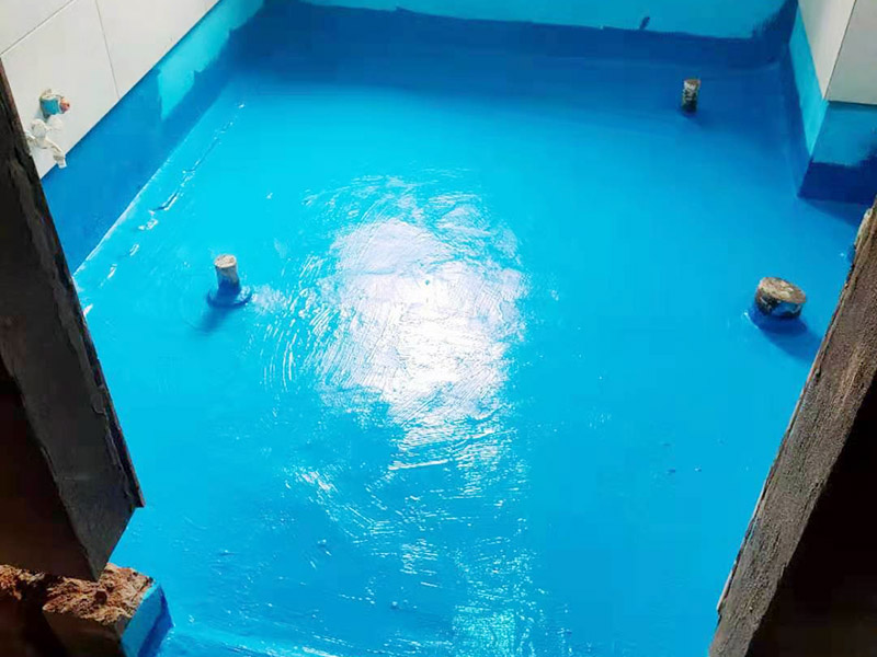 衛(wèi)生間防水施工：在衛(wèi)生間內(nèi)刷第一遍防水涂料，涂料高度、厚度需要達(dá)標(biāo);2、第一遍涂料干透之后，刷第二遍涂料;3、第二遍防水涂料干透后，在涂層表面鋪保護(hù)層;4、閉水實(shí)驗(yàn)，地面上的水線需要維持在2cm以上，并在1天后，觀察是否會(huì)滲漏。