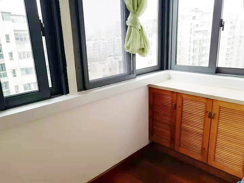 陽臺窗戶打膠翻新：門窗打膠，安裝地板窗框時，應(yīng)連接水平和垂直拉線。每層的水平相同，上側(cè)和下側(cè)是直的。當(dāng)窗框和墻壁固定時，首先固定上框架，固定后框架，并用塑料膨脹螺栓固定?？着c開口之間的膨脹節(jié)內(nèi)腔填充有閉孔泡沫，發(fā)泡劑等彈性材料，表面用密封膠密封。