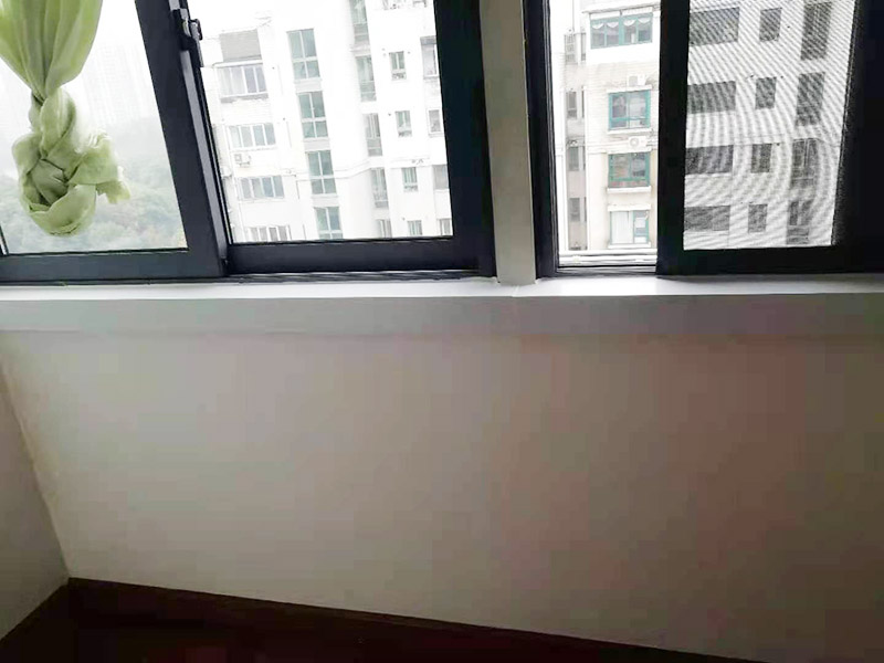 陽臺窗戶打膠翻新：門窗打膠，安裝地板窗框時，應(yīng)連接水平和垂直拉線。每層的水平相同，上側(cè)和下側(cè)是直的。當(dāng)窗框和墻壁固定時，首先固定上框架，固定后框架，并用塑料膨脹螺栓固定?？着c開口之間的膨脹節(jié)內(nèi)腔填充有閉孔泡沫，發(fā)泡劑等彈性材料，表面用密封膠密封。