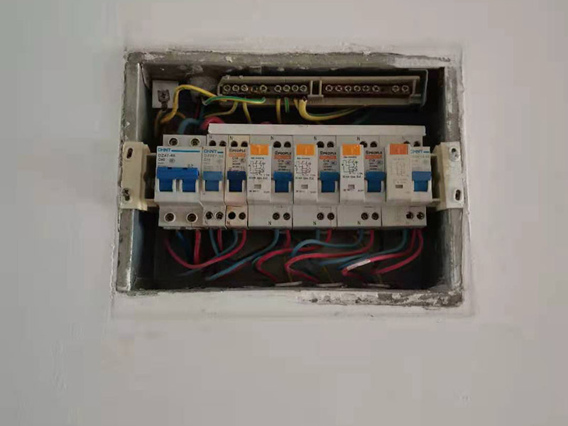 家庭空氣開關更換：可以先用電筆測試后面的火線是否有電，用電筆的探頭觸碰裸露銅絲，若果電筆發(fā)生反映就說明電路正常，是開關壞了，若果都沒反應，可能是電路有問題，需要找專業(yè)電工進行問題排查 更換方法很簡單，只要把固定螺絲松開用尖嘴鉗取下并裝到新的開關上即可（注意別把火線和零線裝反了，很多家庭開關往往開其狀態(tài)反而是關燈就是因為裝反了，一般紅色標志是火線，黑色或藍色是零線）