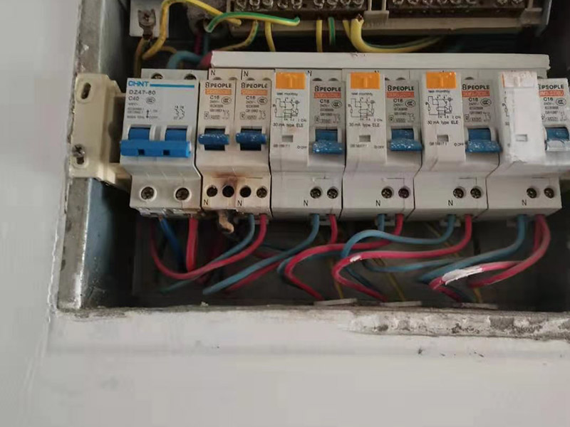 家庭空氣開關更換：可以先用電筆測試后面的火線是否有電，用電筆的探頭觸碰裸露銅絲，若果電筆發(fā)生反映就說明電路正常，是開關壞了，若果都沒反應，可能是電路有問題，需要找專業(yè)電工進行問題排查 更換方法很簡單，只要把固定螺絲松開用尖嘴鉗取下并裝到新的開關上即可（注意別把火線和零線裝反了，很多家庭開關往往開其狀態(tài)反而是關燈就是因為裝反了，一般紅色標志是火線，黑色或藍色是零線）