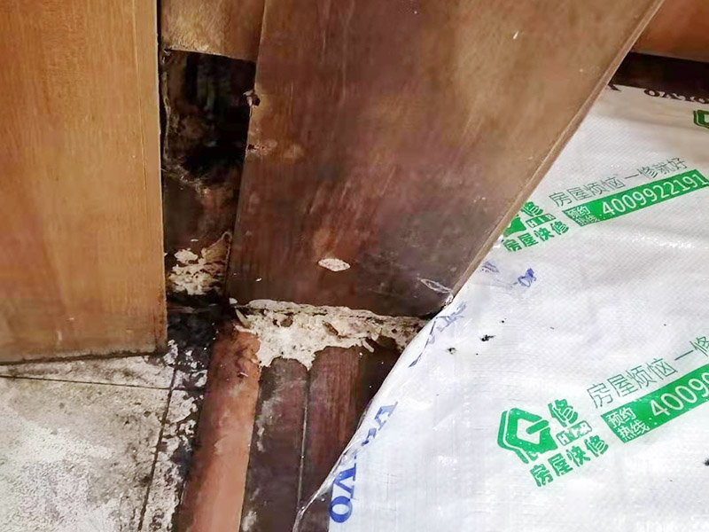 門框門鎖維修：首先就應(yīng)該想到將變形的門框拆下來，然后重新修理一下，再重新把門框裝上去，但是，如果不及時修復(fù)，可能就需要更換。拆了門上的鉸鏈，因為木門或者門框如果繼續(xù)變形，拆掉鉸鏈就可以正常開關(guān)門了。