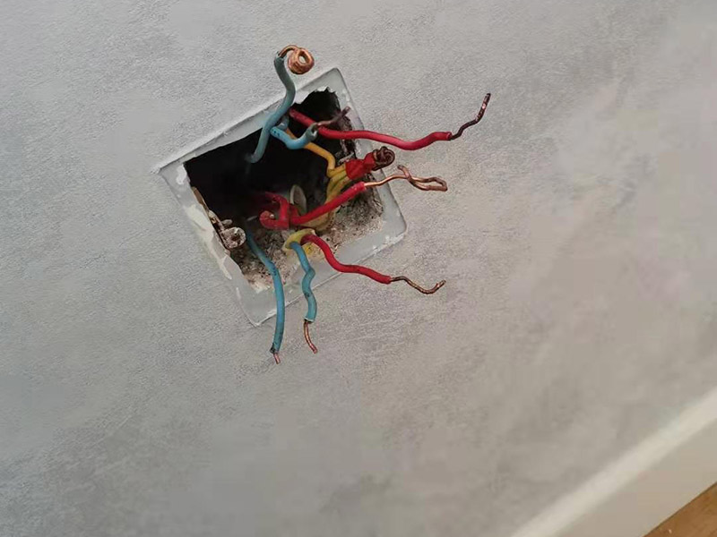 客廳明裝電路維修：從起始端到終結(jié)端，先干線支線找好水平線和垂直線。用粉線袋在線路中心彈線，并分均檔距，確定固定點(diǎn)位置。在固定點(diǎn)位置處用電錘鉆孔，然后埋入塑料脹管或傘型螺栓，供線槽固定。根據(jù)放置電線的截面大小及根數(shù)，選用適當(dāng)規(guī)格的線槽。 將線槽的底板橫平豎直地緊貼房屋墻壁、頂面的表面。固定線槽時(shí)，一般先固定兩端再固定中間。線槽對(duì)接縫與槽蓋對(duì)接縫應(yīng)錯(cuò)開并不小于10cm。槽底、槽蓋與各種附件相對(duì)接時(shí)，接縫處應(yīng)嚴(yán)密平整，固定牢固。盒子都應(yīng)兩點(diǎn)固定，各種附件角、轉(zhuǎn)角、三通等固定點(diǎn)不應(yīng)少于兩點(diǎn)。在線路分支接頭處應(yīng)采用相應(yīng)的接線箱。