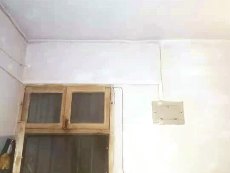 全屋明裝線路：畫框線：根據(jù)需要，在墻面的合適處畫出埋穴位置，并比照接線盒大小（四周bai放大2—3毫米），畫出開鑿范圍框線（兩個裝蓋孔應(yīng)保持水平）。 鑿框線：以平口鑿沿柜線垂直鑿出深溝，然后從框內(nèi)向框外斜鑿去磚角，反復(fù)進(jìn)行，并注意不得崩裂框線。 鑿穴孔：將框內(nèi)多余磚角鑿去，直至深度略大于接線盒高度，不得過淺或過深。 修乎穴孔：鑿平埋穴四周與穴底，以放人接線盒端正、服帖為宜。 現(xiàn)埋接線盒：裝正接線盒，敲去安裝孔蓋，對準(zhǔn)線槽，并使裝蓋面稍稍伸出磚砌面，且低于粉刷面3—5毫米，再用調(diào)成膏狀的水泥粘牢 穿線引入：利用線管內(nèi)事先穿入的引線，將待裝電線引入線管之中。