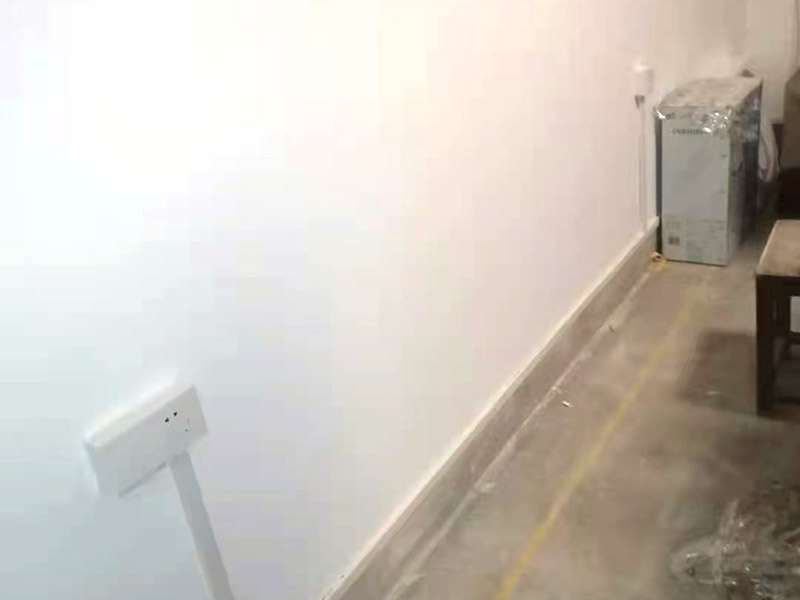 全屋明裝線路：畫框線：根據(jù)需要，在墻面的合適處畫出埋穴位置，并比照接線盒大?。ㄋ闹躡ai放大2—3毫米），畫出開鑿范圍框線（兩個裝蓋孔應(yīng)保持水平）。 鑿框線：以平口鑿沿柜線垂直鑿出深溝，然后從框內(nèi)向框外斜鑿去磚角，反復(fù)進(jìn)行，并注意不得崩裂框線。 鑿穴孔：將框內(nèi)多余磚角鑿去，直至深度略大于接線盒高度，不得過淺或過深。 修乎穴孔：鑿平埋穴四周與穴底，以放人接線盒端正、服帖為宜。 現(xiàn)埋接線盒：裝正接線盒，敲去安裝孔蓋，對準(zhǔn)線槽，并使裝蓋面稍稍伸出磚砌面，且低于粉刷面3—5毫米，再用調(diào)成膏狀的水泥粘牢 穿線引入：利用線管內(nèi)事先穿入的引線，將待裝電線引入線管之中。