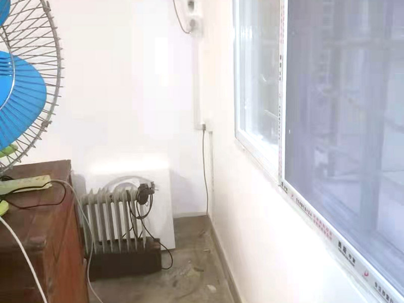 全屋明裝線路：畫框線：根據(jù)需要，在墻面的合適處畫出埋穴位置，并比照接線盒大?。ㄋ闹躡ai放大2—3毫米），畫出開鑿范圍框線（兩個裝蓋孔應(yīng)保持水平）。 鑿框線：以平口鑿沿柜線垂直鑿出深溝，然后從框內(nèi)向框外斜鑿去磚角，反復(fù)進(jìn)行，并注意不得崩裂框線。 鑿穴孔：將框內(nèi)多余磚角鑿去，直至深度略大于接線盒高度，不得過淺或過深。 修乎穴孔：鑿平埋穴四周與穴底，以放人接線盒端正、服帖為宜。 現(xiàn)埋接線盒：裝正接線盒，敲去安裝孔蓋，對準(zhǔn)線槽，并使裝蓋面稍稍伸出磚砌面，且低于粉刷面3—5毫米，再用調(diào)成膏狀的水泥粘牢 穿線引入：利用線管內(nèi)事先穿入的引線，將待裝電線引入線管之中。