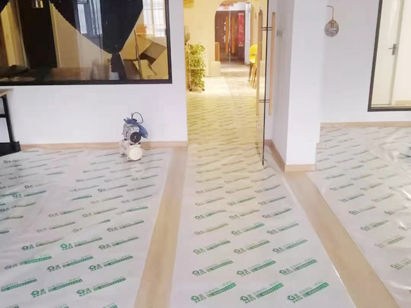 地板成品保護(hù)維修：防止磕碰：可以鋪一些柔軟耐沖擊的材料，加以防護(hù)。 防污染：后期的墻漆、膠水、有機(jī)溶劑有可能在施工中不慎滴落，污染木質(zhì)裝飾表面，可以鋪些隔離物加以防護(hù)。安裝過(guò)程中，應(yīng)注意輕拿輕放，不能碰傷、劃傷，好的鋁材應(yīng)貼好保護(hù)膜和標(biāo)簽。