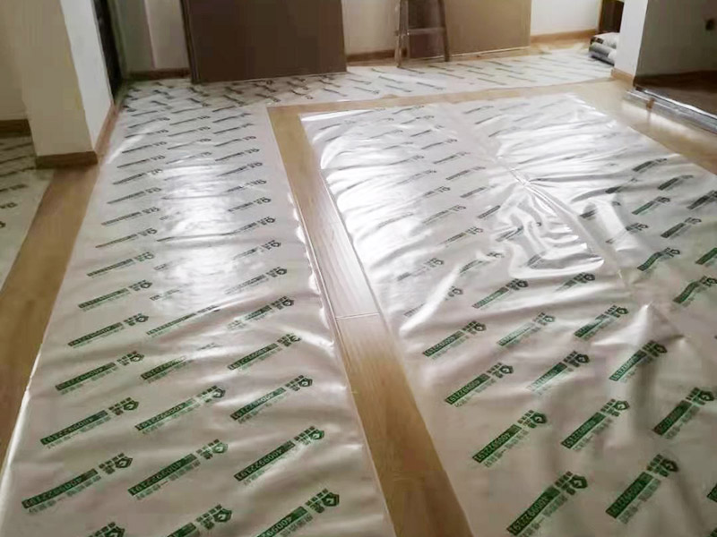 地板成品保護(hù)維修：防止磕碰：可以鋪一些柔軟耐沖擊的材料，加以防護(hù)。 防污染：后期的墻漆、膠水、有機(jī)溶劑有可能在施工中不慎滴落，污染木質(zhì)裝飾表面，可以鋪些隔離物加以防護(hù)。安裝過(guò)程中，應(yīng)注意輕拿輕放，不能碰傷、劃傷，好的鋁材應(yīng)貼好保護(hù)膜和標(biāo)簽。