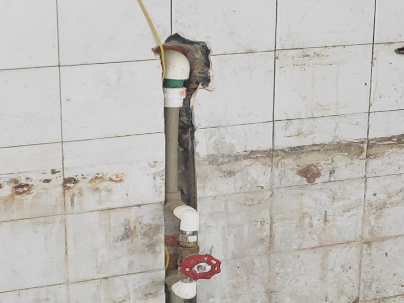 水電改造維修：水電改造，一定要注意查看原本的線路，比如電氣的原本線路設(shè)計(jì)情況、以及相關(guān)的照明，插座等是否采用分路控制的方式，這樣才能避免因?qū)υ揪€路的設(shè)計(jì)不了解而隨意檢查，造成不必要的麻煩。 水電維修改造，要檢查排水設(shè)施，通常情況下，在家裝中對(duì)于水電的改造是比較常見的，而這樣的情況下需要注意檢查排水系統(tǒng)，避免因改造中出現(xiàn)的一些疏忽，直接導(dǎo)致排水出現(xiàn)不暢通、或者是堵塞現(xiàn)象。