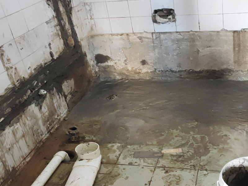 水電改造維修：水電改造，一定要注意查看原本的線路，比如電氣的原本線路設(shè)計(jì)情況、以及相關(guān)的照明，插座等是否采用分路控制的方式，這樣才能避免因?qū)υ揪€路的設(shè)計(jì)不了解而隨意檢查，造成不必要的麻煩。 水電維修改造，要檢查排水設(shè)施，通常情況下，在家裝中對(duì)于水電的改造是比較常見的，而這樣的情況下需要注意檢查排水系統(tǒng)，避免因改造中出現(xiàn)的一些疏忽，直接導(dǎo)致排水出現(xiàn)不暢通、或者是堵塞現(xiàn)象。