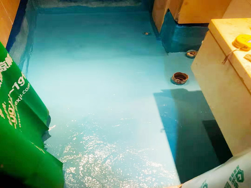地面刷第五次防水：基層清理先將基層表面上的灰皮用鏟刀除掉，用笤帚將塵土、砂粒等雜物清掃干凈，尤其是管根，地漏和排水口等部位要仔細清理。 涂覆根據(jù)工程的特點和要求，選擇適當?shù)墓し?。涂覆時要盡量均勻，不能有局部沉積，并要求多滾刷幾次使涂料與基層之間密實，不留氣泡，粘結嚴實。 保護層與裝飾層須在防水層完成2天后進行。為了抹砂漿時施工方便，也可在防水層后一遍涂覆后，立即撒上干凈的中粗砂。