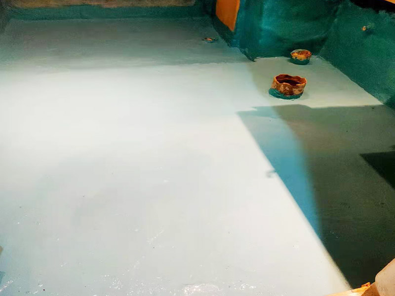 地面刷第五次防水：基層清理先將基層表面上的灰皮用鏟刀除掉，用笤帚將塵土、砂粒等雜物清掃干凈，尤其是管根，地漏和排水口等部位要仔細清理。 涂覆根據(jù)工程的特點和要求，選擇適當?shù)墓しāＭ扛矔r要盡量均勻，不能有局部沉積，并要求多滾刷幾次使涂料與基層之間密實，不留氣泡，粘結嚴實。 保護層與裝飾層須在防水層完成2天后進行。為了抹砂漿時施工方便，也可在防水層后一遍涂覆后，立即撒上干凈的中粗砂。