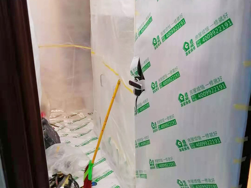 走廊保護(hù)裝修施工：各種裝修物料的進(jìn)場以及各種建筑裝修垃圾的清理，都會經(jīng)過入戶門，這些物品在搬運(yùn)的過程中，難免會和入戶門發(fā)生磕碰，造成入戶門的磕碰劃傷，所以，第一個(gè)需要做好成品保護(hù)的地方就是入戶門。 做法：在裝修開工前直到家具進(jìn)場期間，都需要對入戶門進(jìn)行保護(hù)！可以使用成品保護(hù)膜將門包裹。