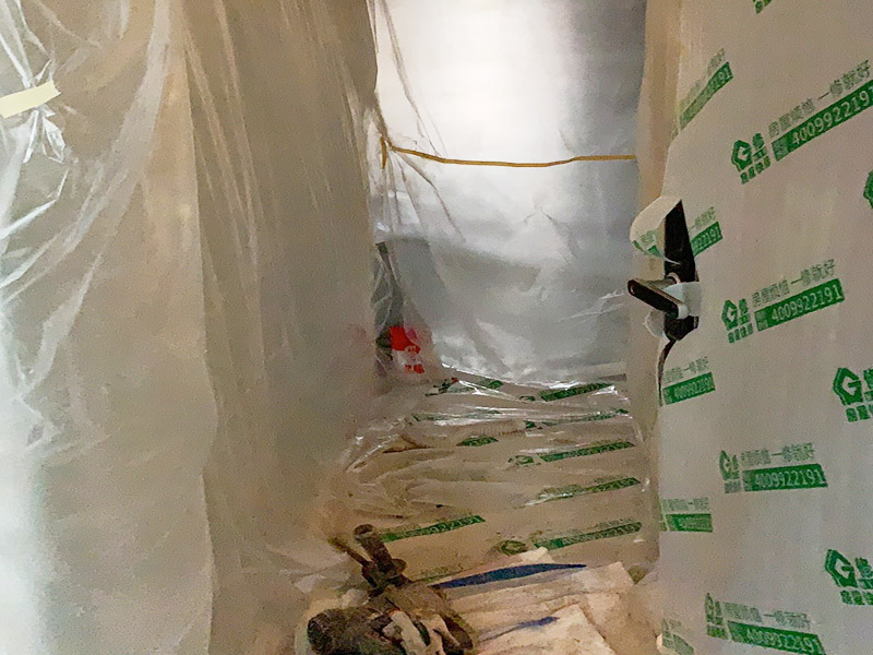 保護(hù)措施建渣處理：1、各工種在施工中不得污染、損壞其他工種的成品和半成品。 2、材料表面保護(hù)膜應(yīng)在工程竣工時拆除。 3、易碎、易崩邊的已加工好的石材板材，不得長期受雨淋，并應(yīng)采取立方，光面相對，板塊下應(yīng)支墊木方，現(xiàn)場搬運(yùn)時也應(yīng)按上述要求。特別要注意防止成品石材在運(yùn)輸和堆放過程中角部的損壞（如采用塑料護(hù)角）。 4、施工過程中材料搬運(yùn)過程中應(yīng)注意防止損壞電梯、樓道內(nèi)已裝修好的墻面、頂棚和門窗等。