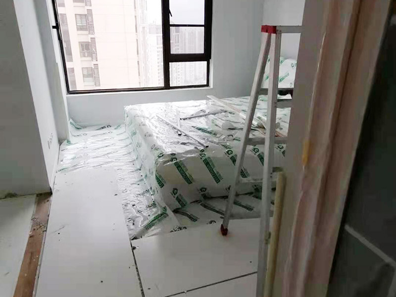 家具安裝成品保護入戶門扇用公司統(tǒng)一的門貼進行全面包裹保護，用透明膠帶將保護膜粘貼牢固平整。 用標準保護膜將門框三面保護完整并固定牢固。 工程完工后拆除保護膜時如果有粘貼時的膠痕，應(yīng)用酒精或?qū)Ｓ玫那逦蹌┣宄z痕。 木地板施工前，將地面用吸塵器清理干凈。 木地板施工后，用產(chǎn)品自帶的防潮墊或標準保護在通道鋪貼進行保護。
