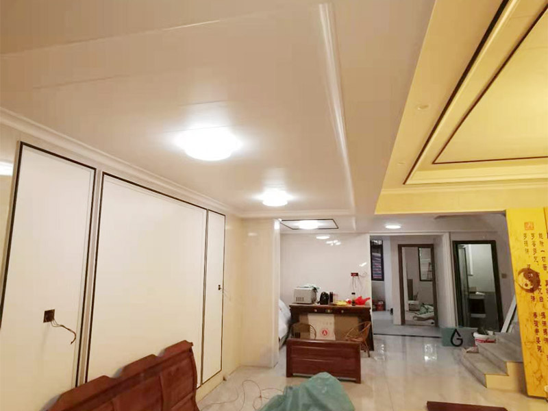 客廳造型安裝：客廳吊頂施工準(zhǔn)備,客廳吊頂施工準(zhǔn)備包含檢查設(shè)備管道是否安裝完畢、檢查結(jié)構(gòu)尺寸與設(shè)計(jì)圖是否相符、準(zhǔn)備好吊頂安裝材料和工具等工作。 安裝龍骨,龍骨分為兩個(gè),分別是主龍骨和次龍骨。在進(jìn)行安裝時(shí),要先將每條主龍骨吊到稍高于標(biāo)高線的位置上臨時(shí)固定,假如吊頂面積較大,可分成多個(gè)部分,依次吊裝。安裝完主龍骨之后,在安裝次龍骨就行了。
