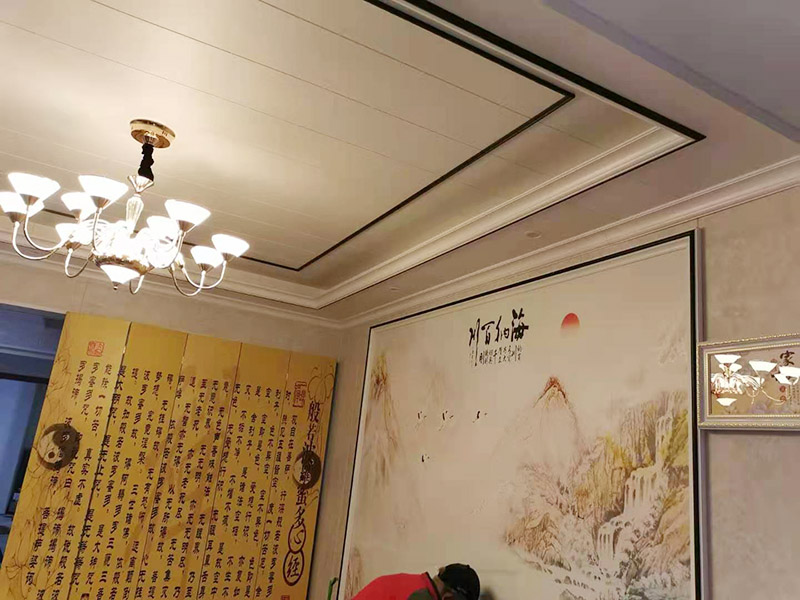客廳造型安裝：客廳吊頂施工準(zhǔn)備,客廳吊頂施工準(zhǔn)備包含檢查設(shè)備管道是否安裝完畢、檢查結(jié)構(gòu)尺寸與設(shè)計(jì)圖是否相符、準(zhǔn)備好吊頂安裝材料和工具等工作。 安裝龍骨,龍骨分為兩個(gè),分別是主龍骨和次龍骨。在進(jìn)行安裝時(shí),要先將每條主龍骨吊到稍高于標(biāo)高線的位置上臨時(shí)固定,假如吊頂面積較大,可分成多個(gè)部分,依次吊裝。安裝完主龍骨之后,在安裝次龍骨就行了。