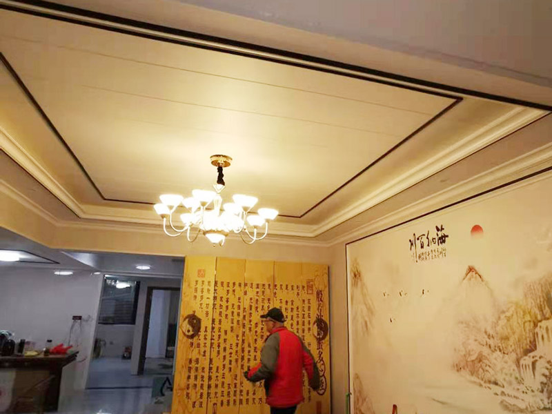 客廳造型安裝：客廳吊頂施工準(zhǔn)備,客廳吊頂施工準(zhǔn)備包含檢查設(shè)備管道是否安裝完畢、檢查結(jié)構(gòu)尺寸與設(shè)計(jì)圖是否相符、準(zhǔn)備好吊頂安裝材料和工具等工作。 安裝龍骨,龍骨分為兩個(gè),分別是主龍骨和次龍骨。在進(jìn)行安裝時(shí),要先將每條主龍骨吊到稍高于標(biāo)高線的位置上臨時(shí)固定,假如吊頂面積較大,可分成多個(gè)部分,依次吊裝。安裝完主龍骨之后,在安裝次龍骨就行了。