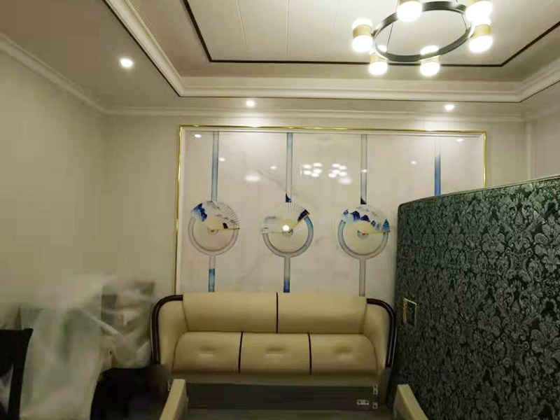 客廳造型安裝：客廳吊頂施工準(zhǔn)備,客廳吊頂施工準(zhǔn)備包含檢查設(shè)備管道是否安裝完畢、檢查結(jié)構(gòu)尺寸與設(shè)計(jì)圖是否相符、準(zhǔn)備好吊頂安裝材料和工具等工作。 安裝龍骨,龍骨分為兩個(gè),分別是主龍骨和次龍骨。在進(jìn)行安裝時(shí),要先將每條主龍骨吊到稍高于標(biāo)高線的位置上臨時(shí)固定,假如吊頂面積較大,可分成多個(gè)部分,依次吊裝。安裝完主龍骨之后,在安裝次龍骨就行了。
