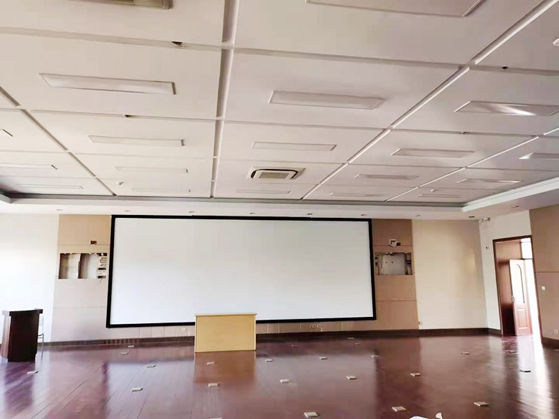 投影儀安裝案例：投影儀正向吊掛在天花板上進(jìn)行投射畫(huà)面。優(yōu)點(diǎn)：不用擔(dān)心小孩搞破壞，也不用擔(dān)心客廳空間小占位置，一次安裝一步到位，不用頻繁地調(diào)節(jié)！缺點(diǎn)：由于布線長(zhǎng)，可能會(huì)引起信號(hào)衰減，從而影響到投影效果。第一次安裝時(shí)，如何布線，如何計(jì)算與幕布之間的合理距離等都要費(fèi)一點(diǎn)腦力。裝好之后，后期維護(hù)也不方便，如除塵，換過(guò)濾網(wǎng)，清潔鏡頭等日常維護(hù)基本就很難進(jìn)行了。