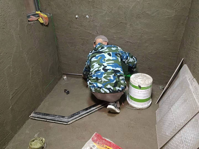 浴室找平貼磚：在鋪貼瓷磚前，我們要先把還沒(méi)涂抹水泥的地磚鋪在地上，并敲平，然后在地磚上涂滿水泥，鋪在地面，鋪地磚的過(guò)程中要對(duì)齊四塊磚的對(duì)角位置。  另外，在鋪貼瓷磚時(shí)也要講究鋪貼順序，在鋪地磚時(shí)應(yīng)從內(nèi)向外貼，有坡度或地漏的地方，要注意排水方向找坡，而墻面磚應(yīng)從下往上貼，底層的瓷磚要最后貼，這樣鋪貼出來(lái)才美觀，鋪完地磚后還要壓地磚。
