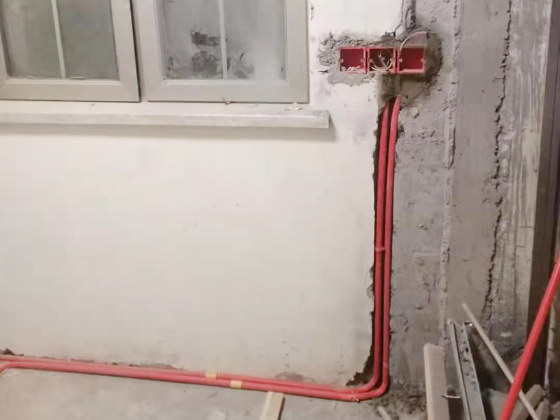 墻面水電改造維修：按走向進行墻面或地面開槽，開槽過程中，不允許出現(xiàn)墻面橫向開槽大于30cm的現(xiàn)象，因為橫向開槽將破壞整樓的承重，使得抗震能力降低而且墻面容易開裂。如果是保溫墻的話，開很長的橫槽有可能會導致開槽上部的保溫層整體脫落。墻面開槽一般都應該是豎向垂直開槽。 埋入管線(包括布線和接好管道)和暗盒，電路施工時先安裝管路，然后再穿導線，這樣可以避免將來換線出現(xiàn)導線無法抽動的現(xiàn)象。穿管不能使用軟管，防止出現(xiàn)死角。同時電路接頭不要裸露在外面，應該安裝在線盒內，分線盒之間不允許有接頭。
