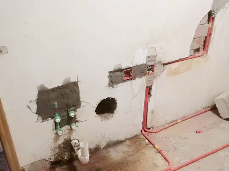 墻面水電改造維修：按走向進行墻面或地面開槽，開槽過程中，不允許出現(xiàn)墻面橫向開槽大于30cm的現(xiàn)象，因為橫向開槽將破壞整樓的承重，使得抗震能力降低而且墻面容易開裂。如果是保溫墻的話，開很長的橫槽有可能會導致開槽上部的保溫層整體脫落。墻面開槽一般都應該是豎向垂直開槽。 埋入管線(包括布線和接好管道)和暗盒，電路施工時先安裝管路，然后再穿導線，這樣可以避免將來換線出現(xiàn)導線無法抽動的現(xiàn)象。穿管不能使用軟管，防止出現(xiàn)死角。同時電路接頭不要裸露在外面，應該安裝在線盒內，分線盒之間不允許有接頭。