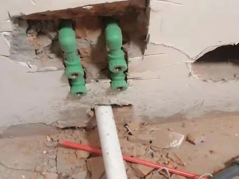 墻面水電改造維修：按走向進行墻面或地面開槽，開槽過程中，不允許出現(xiàn)墻面橫向開槽大于30cm的現(xiàn)象，因為橫向開槽將破壞整樓的承重，使得抗震能力降低而且墻面容易開裂。如果是保溫墻的話，開很長的橫槽有可能會導致開槽上部的保溫層整體脫落。墻面開槽一般都應該是豎向垂直開槽。 埋入管線(包括布線和接好管道)和暗盒，電路施工時先安裝管路，然后再穿導線，這樣可以避免將來換線出現(xiàn)導線無法抽動的現(xiàn)象。穿管不能使用軟管，防止出現(xiàn)死角。同時電路接頭不要裸露在外面，應該安裝在線盒內，分線盒之間不允許有接頭。