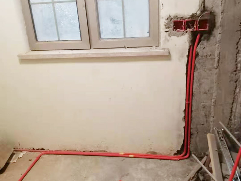 墻面水電改造維修：按走向進行墻面或地面開槽，開槽過程中，不允許出現(xiàn)墻面橫向開槽大于30cm的現(xiàn)象，因為橫向開槽將破壞整樓的承重，使得抗震能力降低而且墻面容易開裂。如果是保溫墻的話，開很長的橫槽有可能會導致開槽上部的保溫層整體脫落。墻面開槽一般都應該是豎向垂直開槽。 埋入管線(包括布線和接好管道)和暗盒，電路施工時先安裝管路，然后再穿導線，這樣可以避免將來換線出現(xiàn)導線無法抽動的現(xiàn)象。穿管不能使用軟管，防止出現(xiàn)死角。同時電路接頭不要裸露在外面，應該安裝在線盒內，分線盒之間不允許有接頭。