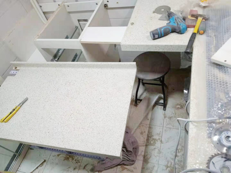 櫥柜維修改造：對廚房作防護措施,掛擋布、廚房墻面等做簡單清理,以便準確測量地面水平。 材料進場:櫥柜板材等進場。  安裝地柜 組裝:統(tǒng)一組裝好地柜,搬進廚房,按圖紙順序擺放好位置(倒放),統(tǒng)一安裝地腳。 現(xiàn)場切割:地面上墊上保護物,割口根據(jù)實物的大小從反面進行操作,保持正面不崩。 安裝順序：如有轉角柜應先安轉角柜，沒有轉角柜先從靠墻的柜往外安裝。 水平調(diào)整：通過地柜的調(diào)節(jié)腿調(diào)節(jié)地柜水平度，誤差保持正負1mm。