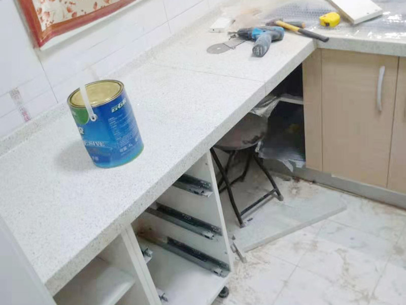 櫥柜維修改造：對廚房作防護措施,掛擋布、廚房墻面等做簡單清理,以便準確測量地面水平。 材料進場:櫥柜板材等進場。  安裝地柜 組裝:統(tǒng)一組裝好地柜,搬進廚房,按圖紙順序擺放好位置(倒放),統(tǒng)一安裝地腳。 現(xiàn)場切割:地面上墊上保護物,割口根據(jù)實物的大小從反面進行操作,保持正面不崩。 安裝順序：如有轉角柜應先安轉角柜，沒有轉角柜先從靠墻的柜往外安裝。 水平調(diào)整：通過地柜的調(diào)節(jié)腿調(diào)節(jié)地柜水平度，誤差保持正負1mm。