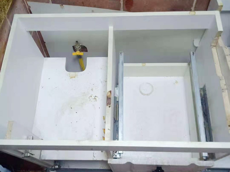 櫥柜維修改造：對廚房作防護措施,掛擋布、廚房墻面等做簡單清理,以便準確測量地面水平。 材料進場:櫥柜板材等進場。  安裝地柜 組裝:統(tǒng)一組裝好地柜,搬進廚房,按圖紙順序擺放好位置(倒放),統(tǒng)一安裝地腳。 現(xiàn)場切割:地面上墊上保護物,割口根據(jù)實物的大小從反面進行操作,保持正面不崩。 安裝順序：如有轉角柜應先安轉角柜，沒有轉角柜先從靠墻的柜往外安裝。 水平調(diào)整：通過地柜的調(diào)節(jié)腿調(diào)節(jié)地柜水平度，誤差保持正負1mm。