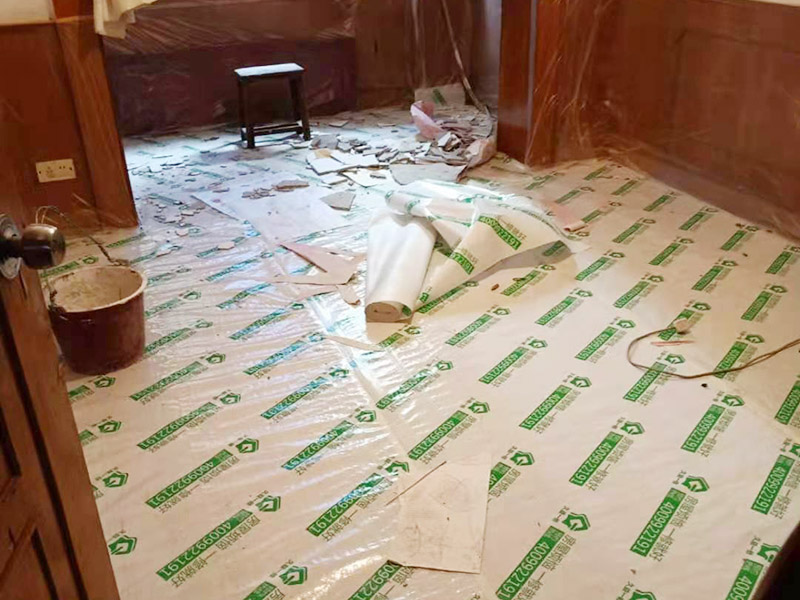 家具保護措施：地板保護，地板保護需要使用pvc+棉保護膜 （薄的保護膜會在裝修過程中踩壞），沿墻邊使用家較寬的地板專用膠帶密封。家居保護只需要使用普通pvc保護膜即可，注意下方要留足保護膜遮蓋下方地板。門窗保護:使用無紡布門窗保護膜，裁剪適當大小貼在窗戶上級窗戶框上即可。門使用pvc保護膜，小的突起如電源插座，使用保護膜覆蓋用較窄的地板專用膠帶密封。 注意：所有的密封都不要貼到需要粉刷裝修的墻面上。