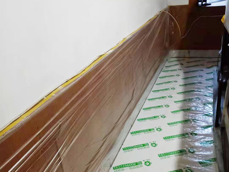 家具保護措施：地板保護，地板保護需要使用pvc+棉保護膜 （薄的保護膜會在裝修過程中踩壞），沿墻邊使用家較寬的地板專用膠帶密封。家居保護只需要使用普通pvc保護膜即可，注意下方要留足保護膜遮蓋下方地板。門窗保護:使用無紡布門窗保護膜，裁剪適當大小貼在窗戶上級窗戶框上即可。門使用pvc保護膜，小的突起如電源插座，使用保護膜覆蓋用較窄的地板專用膠帶密封。 注意：所有的密封都不要貼到需要粉刷裝修的墻面上。
