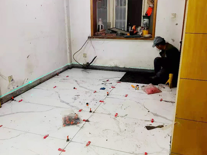 墻地面防水貼磚：一般在實際施工中，都是先將墻面和地面的防水都做好，然后等到防水層完全干透之后就可以做閉水試驗了，閉水試驗的主要目的是檢驗防水施工是否有疏露，防水功能是否正常，如果閉水試驗顯示沒有問題了，那么再開始貼瓷磚。貼瓷磚是先貼墻面，然后再貼地面的。