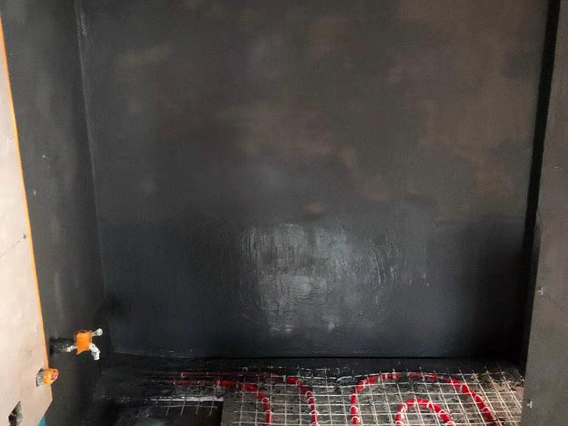 墻地面防水貼磚：一般在實際施工中，都是先將墻面和地面的防水都做好，然后等到防水層完全干透之后就可以做閉水試驗了，閉水試驗的主要目的是檢驗防水施工是否有疏露，防水功能是否正常，如果閉水試驗顯示沒有問題了，那么再開始貼瓷磚。貼瓷磚是先貼墻面，然后再貼地面的。