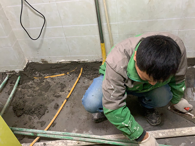 衛(wèi)生間水管安裝：開始按線槽排給水管，彎頭的地方用熱容器對接，給水管長的用剪管鉗剪掉，冷熱管對接的時候注意距離，安裝好后用泥漿把它縫好。