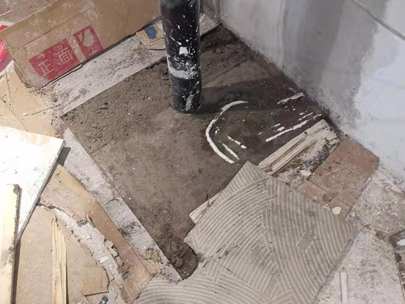 異形瓷磚鋪貼：首先應(yīng)除去基層表面的污垢，油漬，浮灰;除去基層上所有涂料層，膩子層;如果基層未能達到平整度要求，需對基層進行預(yù)先的找平處理。對瓷磚的色彩、紋理、表面平整等進行嚴(yán)格的挑選，然后按照圖紙要求預(yù)鋪。對可能出現(xiàn)的尺寸、色彩、紋理誤差等進行調(diào)整、交換，直至達到最佳效果。加水后將粘結(jié)劑漿料攪拌至潤滑均勻，無明顯塊狀或糊狀結(jié)塊，攪拌后的漿料靜置5-10分鐘后再稍加攪拌1-2分鐘即可使用。在開始鋪貼施工前，需要先清理瓷磚表面的浮灰，污垢等。將瓷磚平整地鋪貼在基層上，使用橡膠錘將瓷磚拍實鋪平。施工過程中，可小幅度轉(zhuǎn)動瓷磚，使?jié){料與瓷磚背面充分接觸。