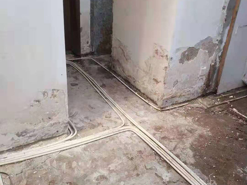 廚房拆除施工：拆除舊廚房是工程中的第一項(xiàng)，將情墻面和地面上原有的瓷磚全部砸掉，不要只砸掉一半或一部分，以免后面在鋪貼時(shí)有縫隙。 拆除吊頂、廚具和燈具，需按照一定的流程拆除。如果想要重新將廚房整頓一下，那么就將廚房的一切原有的都拆除掉。 如果是其他房間改造為廚房的話，也是要先將墻面和地面全部砸掉，以便于后續(xù)安裝管道和布置線路。水路和電路的設(shè)計(jì)都是很隱藏的，一般都會(huì)做成暗管，隱藏在墻面或地面下，既美觀又不影響使用。在地面和墻面全部拆除后，要將不平整或者有縫隙的地方用水泥抹平，以防安裝上瓷磚后發(fā)現(xiàn)不平整而影響整體美觀，并且也能進(jìn)一步做到防水的效果。
