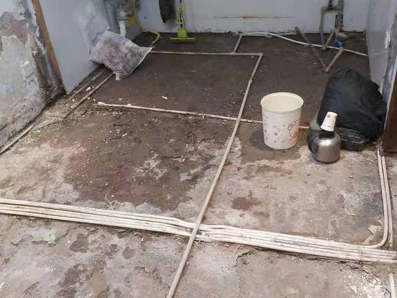 廚房拆除施工：拆除舊廚房是工程中的第一項(xiàng)，將情墻面和地面上原有的瓷磚全部砸掉，不要只砸掉一半或一部分，以免后面在鋪貼時(shí)有縫隙。 拆除吊頂、廚具和燈具，需按照一定的流程拆除。如果想要重新將廚房整頓一下，那么就將廚房的一切原有的都拆除掉。 如果是其他房間改造為廚房的話，也是要先將墻面和地面全部砸掉，以便于后續(xù)安裝管道和布置線路。水路和電路的設(shè)計(jì)都是很隱藏的，一般都會(huì)做成暗管，隱藏在墻面或地面下，既美觀又不影響使用。在地面和墻面全部拆除后，要將不平整或者有縫隙的地方用水泥抹平，以防安裝上瓷磚后發(fā)現(xiàn)不平整而影響整體美觀，并且也能進(jìn)一步做到防水的效果。