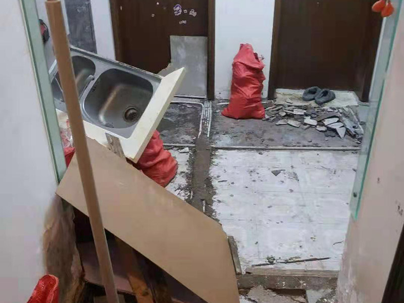 廚房拆除施工：拆除舊廚房是工程中的第一項(xiàng)，將情墻面和地面上原有的瓷磚全部砸掉，不要只砸掉一半或一部分，以免后面在鋪貼時(shí)有縫隙。 拆除吊頂、廚具和燈具，需按照一定的流程拆除。如果想要重新將廚房整頓一下，那么就將廚房的一切原有的都拆除掉。 如果是其他房間改造為廚房的話，也是要先將墻面和地面全部砸掉，以便于后續(xù)安裝管道和布置線路。水路和電路的設(shè)計(jì)都是很隱藏的，一般都會(huì)做成暗管，隱藏在墻面或地面下，既美觀又不影響使用。在地面和墻面全部拆除后，要將不平整或者有縫隙的地方用水泥抹平，以防安裝上瓷磚后發(fā)現(xiàn)不平整而影響整體美觀，并且也能進(jìn)一步做到防水的效果。