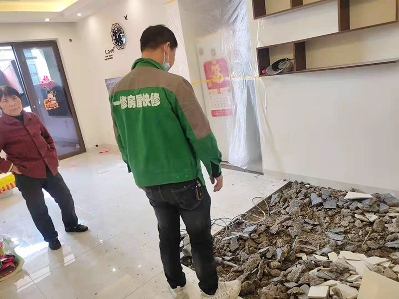 客廳地磚拆除案例：先把墻上的物體小心翼翼全部拆除搬出屋外，戴上手套和防護眼鏡，用小型的電鎬先從墻低的第一塊磚的邊緣開始鏟除，序次鏟除完整個墻面的瓷磚。敲擊鏟除到有插座和水龍頭附近瓷磚時，慢慢敲擊并仔細(xì)觀察電線和水管的方向，以防止損壞電線和水管。 用小型的電鎬或瓷磚鏟除機就能輕輕松松完成任務(wù)。此方法省時省力。（操作的時候安全問題要注意） 瓷磚鏟除一部分時要用斗車把地面上的瓷磚清理干凈，然后繼續(xù)鏟除，直到整面墻的瓷磚全部鏟除干凈為止。