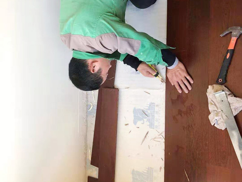 木地板鋪設(shè)施工：地面已經(jīng)清理干凈、平整之后，先要鋪設(shè)一層防潮地墊(不一定非要鋪在木質(zhì)地面的木頭下面)。這一層至少要20-30厘米(大約8英寸)在離墻大約預(yù)留1-3英寸的空隙。現(xiàn)在可以安裝已經(jīng)選好花色的地板了。需要注意的是所鋪設(shè)的防潮地墊只需要鋪設(shè)大致5—10排的地板。 要確保在地板與墻壁之間留有大約10mm(3/8英寸)的空隙。為了防止地板的第一行的地板滑動(dòng)，必須用間隔的裝置或者楔子固定。第一行余下的板通常用在第二行的開(kāi)頭。要確保第二行板的接口與第一行板的接口錯(cuò)開(kāi)的長(zhǎng)度至少30厘米(1英尺)。