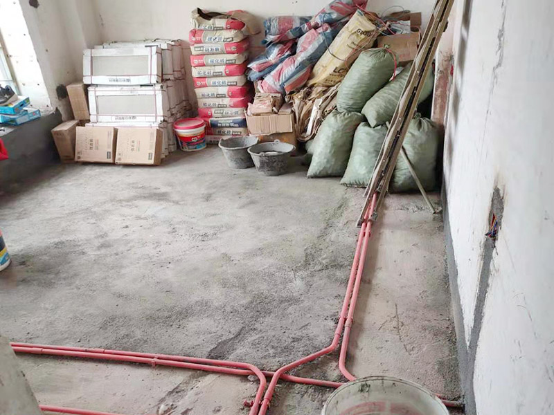 全屋線管鋪設(shè)裝修：管內(nèi)穿線在建筑物抹灰、粉刷及地面工程結(jié)束后進(jìn)行,穿線前應(yīng)將電線保護(hù)管內(nèi)的積水及雜物清理干凈。但針對(duì)建筑電氣安裝項(xiàng)目逐漸增加,管內(nèi)穿線的工程量隨之增大,為配合工程整體同步竣工,管內(nèi)穿線可以提前進(jìn)行,但必須滿足下列條件: 1、混凝土結(jié)構(gòu)工程必須經(jīng)過(guò)結(jié)構(gòu)驗(yàn)收和核定。 2、磚混結(jié)構(gòu)工程必須初裝修完成以后。 3、作好成品保護(hù),箱、盒及導(dǎo)線不應(yīng)破損及被灰漿污染。 4、穿線后線管內(nèi)不得有積水及潮氣侵入,必須保證導(dǎo)線絕緣強(qiáng)度符合規(guī)范要求。