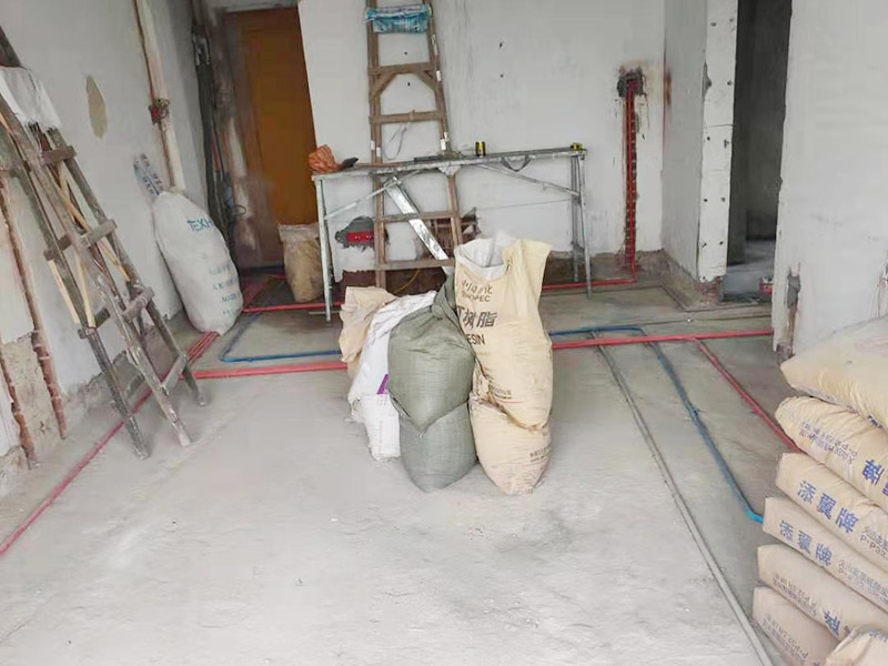 全屋線管鋪設(shè)裝修：管內(nèi)穿線在建筑物抹灰、粉刷及地面工程結(jié)束后進(jìn)行,穿線前應(yīng)將電線保護(hù)管內(nèi)的積水及雜物清理干凈。但針對(duì)建筑電氣安裝項(xiàng)目逐漸增加,管內(nèi)穿線的工程量隨之增大,為配合工程整體同步竣工,管內(nèi)穿線可以提前進(jìn)行,但必須滿足下列條件: 1、混凝土結(jié)構(gòu)工程必須經(jīng)過(guò)結(jié)構(gòu)驗(yàn)收和核定。 2、磚混結(jié)構(gòu)工程必須初裝修完成以后。 3、作好成品保護(hù),箱、盒及導(dǎo)線不應(yīng)破損及被灰漿污染。 4、穿線后線管內(nèi)不得有積水及潮氣侵入,必須保證導(dǎo)線絕緣強(qiáng)度符合規(guī)范要求。