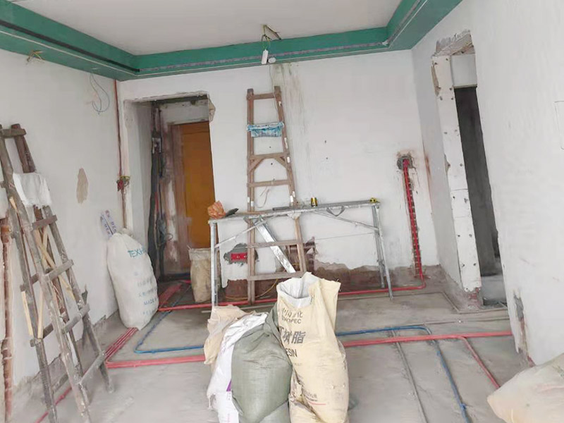 全屋線管鋪設(shè)裝修：管內(nèi)穿線在建筑物抹灰、粉刷及地面工程結(jié)束后進(jìn)行,穿線前應(yīng)將電線保護(hù)管內(nèi)的積水及雜物清理干凈。但針對(duì)建筑電氣安裝項(xiàng)目逐漸增加,管內(nèi)穿線的工程量隨之增大,為配合工程整體同步竣工,管內(nèi)穿線可以提前進(jìn)行,但必須滿足下列條件: 1、混凝土結(jié)構(gòu)工程必須經(jīng)過(guò)結(jié)構(gòu)驗(yàn)收和核定。 2、磚混結(jié)構(gòu)工程必須初裝修完成以后。 3、作好成品保護(hù),箱、盒及導(dǎo)線不應(yīng)破損及被灰漿污染。 4、穿線后線管內(nèi)不得有積水及潮氣侵入,必須保證導(dǎo)線絕緣強(qiáng)度符合規(guī)范要求。