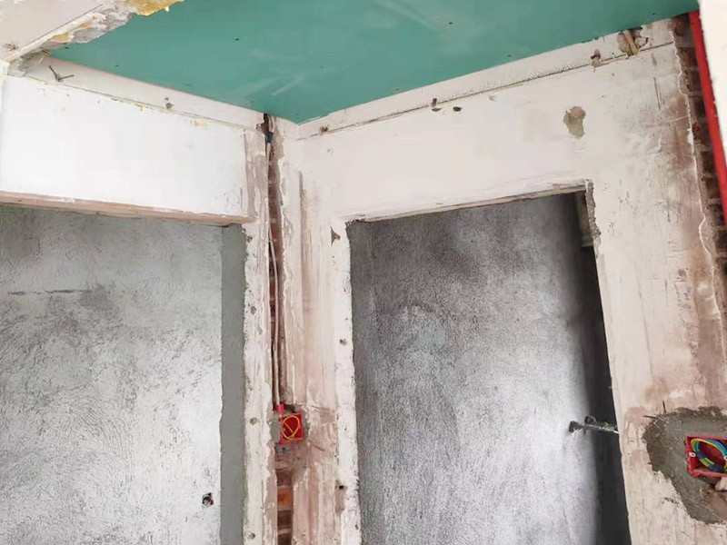 全屋線管鋪設(shè)裝修：管內(nèi)穿線在建筑物抹灰、粉刷及地面工程結(jié)束后進(jìn)行,穿線前應(yīng)將電線保護(hù)管內(nèi)的積水及雜物清理干凈。但針對(duì)建筑電氣安裝項(xiàng)目逐漸增加,管內(nèi)穿線的工程量隨之增大,為配合工程整體同步竣工,管內(nèi)穿線可以提前進(jìn)行,但必須滿足下列條件: 1、混凝土結(jié)構(gòu)工程必須經(jīng)過(guò)結(jié)構(gòu)驗(yàn)收和核定。 2、磚混結(jié)構(gòu)工程必須初裝修完成以后。 3、作好成品保護(hù),箱、盒及導(dǎo)線不應(yīng)破損及被灰漿污染。 4、穿線后線管內(nèi)不得有積水及潮氣侵入,必須保證導(dǎo)線絕緣強(qiáng)度符合規(guī)范要求。