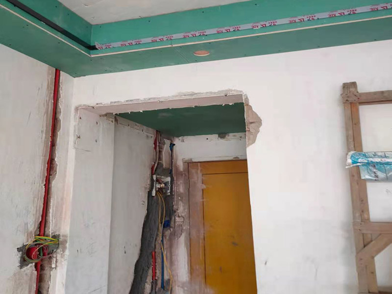 全屋線管鋪設(shè)裝修：管內(nèi)穿線在建筑物抹灰、粉刷及地面工程結(jié)束后進(jìn)行,穿線前應(yīng)將電線保護(hù)管內(nèi)的積水及雜物清理干凈。但針對(duì)建筑電氣安裝項(xiàng)目逐漸增加,管內(nèi)穿線的工程量隨之增大,為配合工程整體同步竣工,管內(nèi)穿線可以提前進(jìn)行,但必須滿足下列條件: 1、混凝土結(jié)構(gòu)工程必須經(jīng)過(guò)結(jié)構(gòu)驗(yàn)收和核定。 2、磚混結(jié)構(gòu)工程必須初裝修完成以后。 3、作好成品保護(hù),箱、盒及導(dǎo)線不應(yīng)破損及被灰漿污染。 4、穿線后線管內(nèi)不得有積水及潮氣侵入,必須保證導(dǎo)線絕緣強(qiáng)度符合規(guī)范要求。