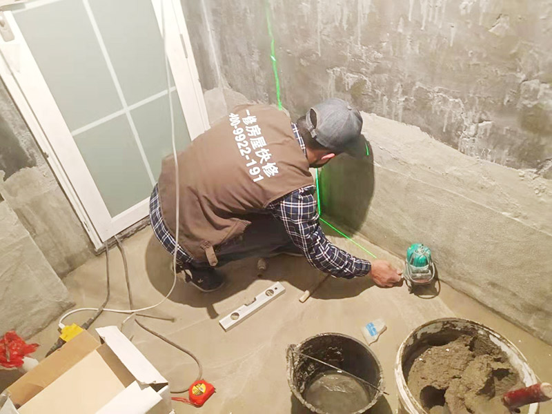 衛(wèi)生間墻面貼磚：施工前將需要的材料整齊堆放在一旁待用。首先應除去基層表面的污垢，油漬，浮灰;除去基層上所有涂料層，膩子層;如果基層未能達到平整度要求，需對基層進行預先的找平處理。 鋪貼瓷磚前需事先找好垂直線，以此為基準鋪貼的瓷磚高低均勻、垂直美觀;此外，施工前在墻體四周需彈出標高控制線，在地面彈出十字線，以控制地磚分隔尺寸。 加水后將粘結劑漿料攪拌至潤滑均勻，無明顯塊狀或糊狀結塊，攪拌后的漿料靜置5-10分鐘后再稍加攪拌1-2分鐘即可使用。在開始鋪貼施工前，需要先清理瓷磚表面的浮灰，污垢等。將調制好的漿料均勻地抹在瓷磚背面，要求漿料飽滿。將瓷磚平整地鋪貼在基層上，使用橡膠錘將瓷磚拍實鋪平。施工過程中，可小幅度轉動瓷磚，使?jié){料與瓷磚背面充分接觸。