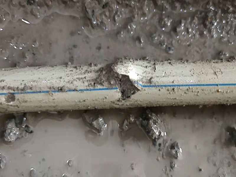 地面水管漏水維修：墻壁上有水滴不一定就是內(nèi)水管漏水所致，那應(yīng)先判斷究竟是不是墻壁內(nèi)的水管出現(xiàn)問(wèn)題而出現(xiàn)的漏水情況，找到墻壁內(nèi)水管的漏水點(diǎn)，那首先得關(guān)掉水源總閘，然后卸下連接壓縮接頭的陰陽(yáng)螺母，在螺母上繞上膠布讓螺母的密封性能更加好，最后就是重新裝上壓縮接頭。